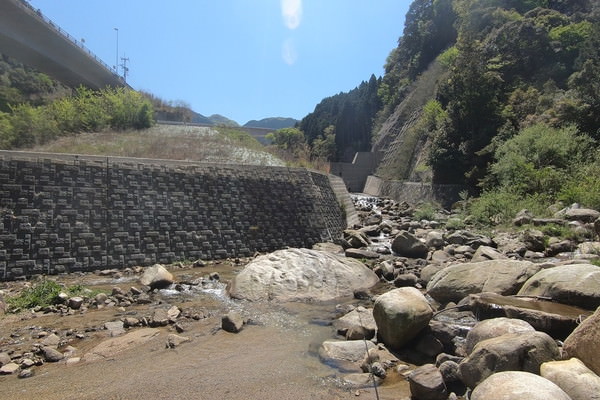五ケ山ダム下流の那珂川